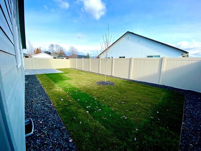 Building Photo - 4 Bedroom 2 Bath Single Level in Meridian Eagle & Ustick available 06/22/26