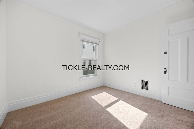 Building Photo - 15-17-17 Roosevelt St