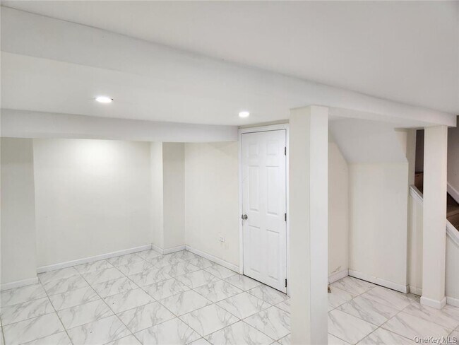 Building Photo - 21 Nassau Pl