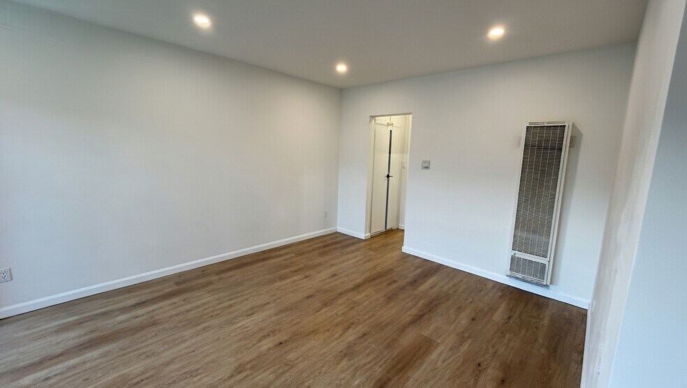 Building Photo - 323 E Chestnut St