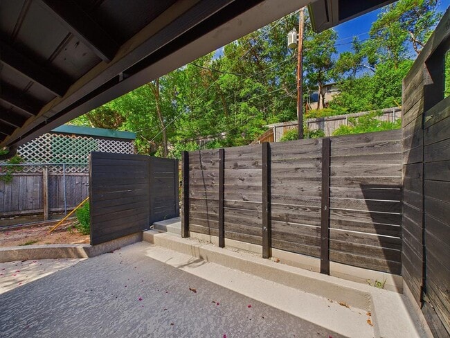 Building Photo - 6108 Shadow Valley Dr