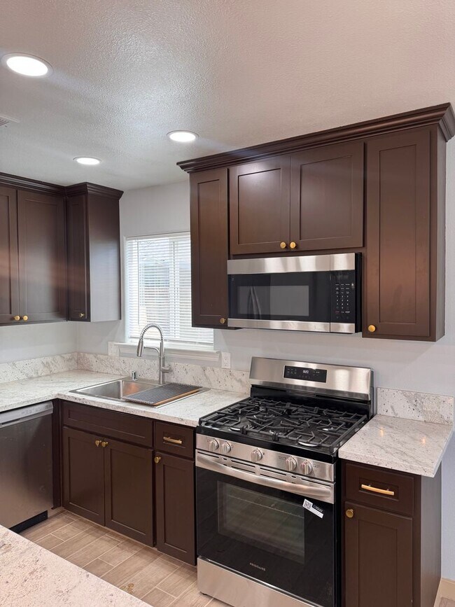 Building Photo - Newly Remodeled 2 Bedroom, 2 Bath Back House