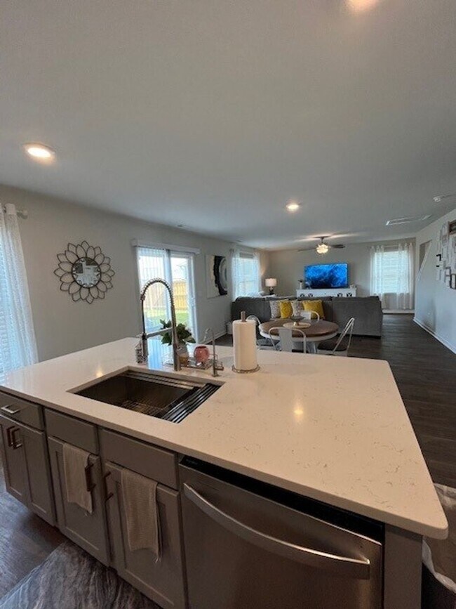 Building Photo - Discover this spacious 4-bedroom, 2.5-bath home in Winnabow, NC