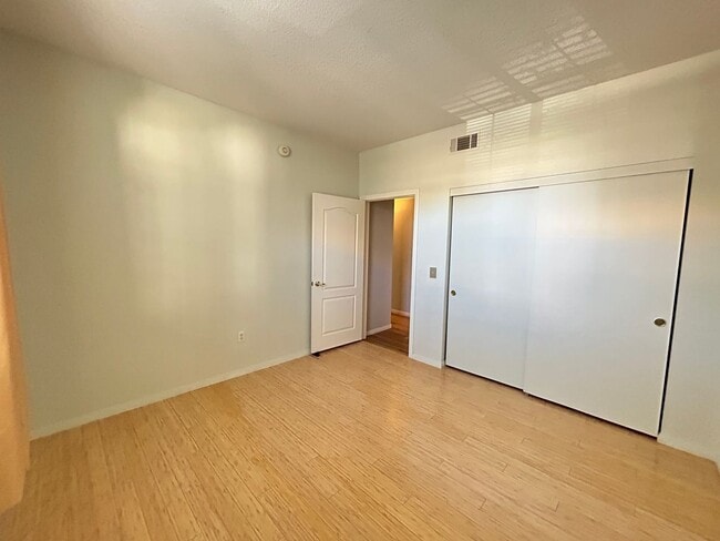 Building Photo - 3 bedroom 2 bathroom Summerlin condo!