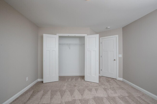 Building Photo - 685 Shaker Dr