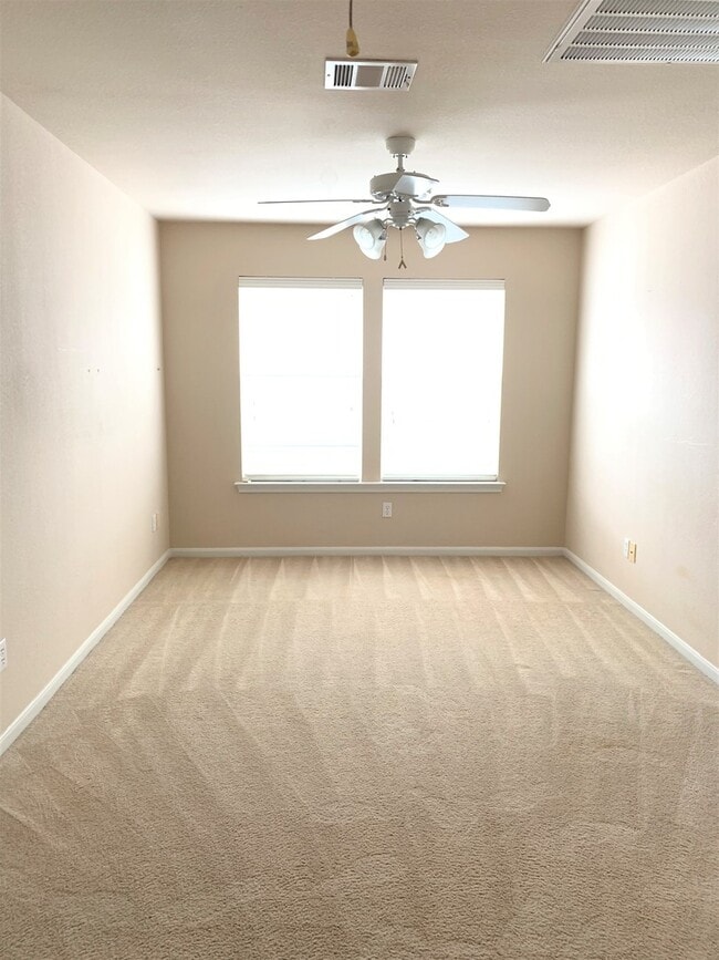 Building Photo - Two story home on large lot in the Ridge a...