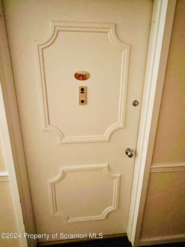 Building Photo - 220 Linden St