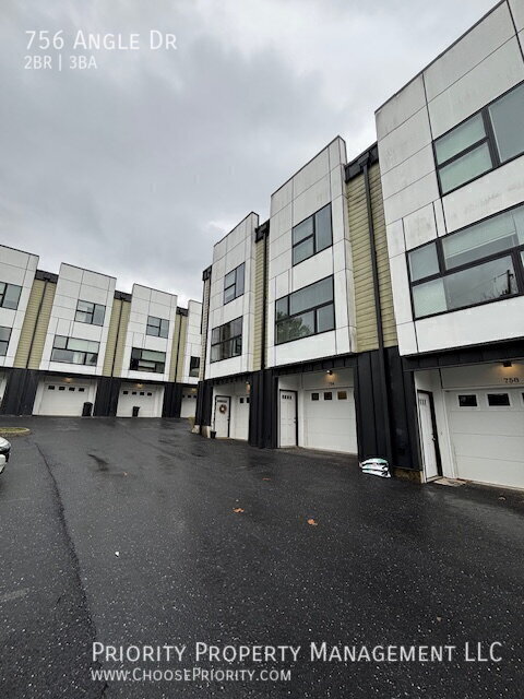 Building Photo - 756 Angle Dr