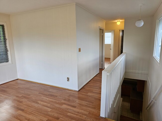 Building Photo - Spacious 3-Beds, 2-Bath Apartment. Back unit
