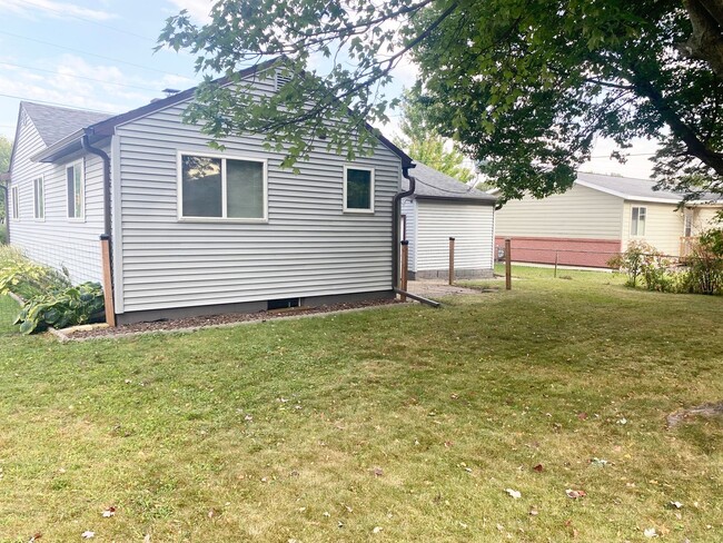 Building Photo - 3-Bedroom 1-Bath Single-Family Home With 1...