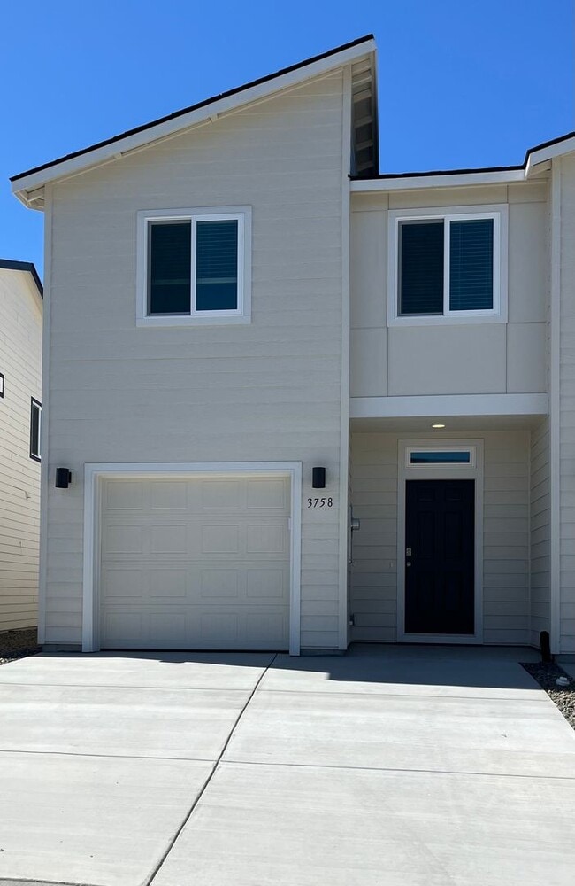 Building Photo - Corner Townhome!