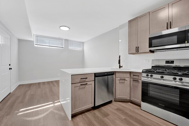 Building Photo - 2142 S Fairfield Ave