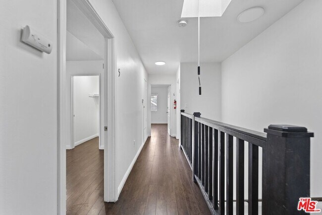 Building Photo - 1128 Irolo St