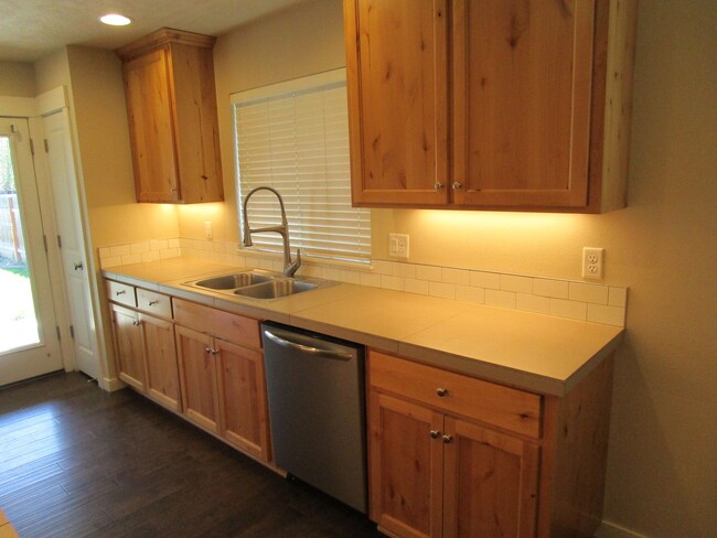 Building Photo - 3 Bedroom, 2 Bathroom Home with Ample Sola...