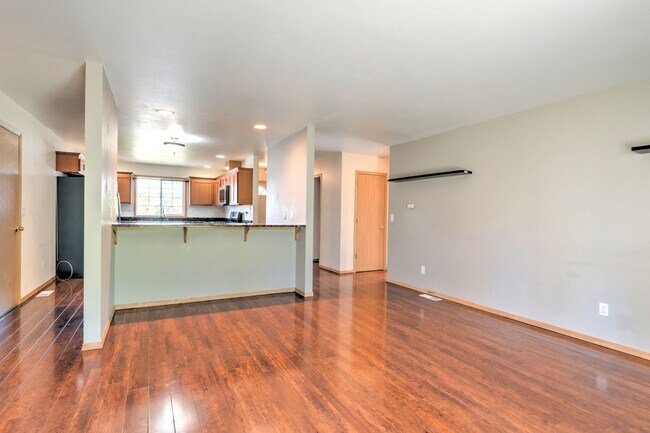 Building Photo - 3 Bedroom 2 Bath Home