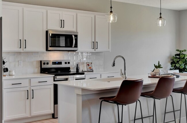 Building Photo - Luxury Townhome