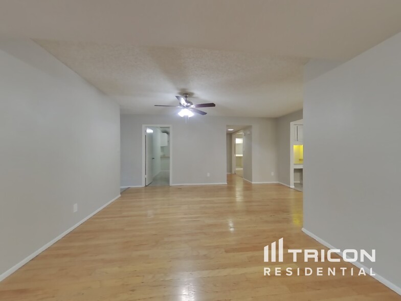Building Photo - 4922 W Hatcher Rd