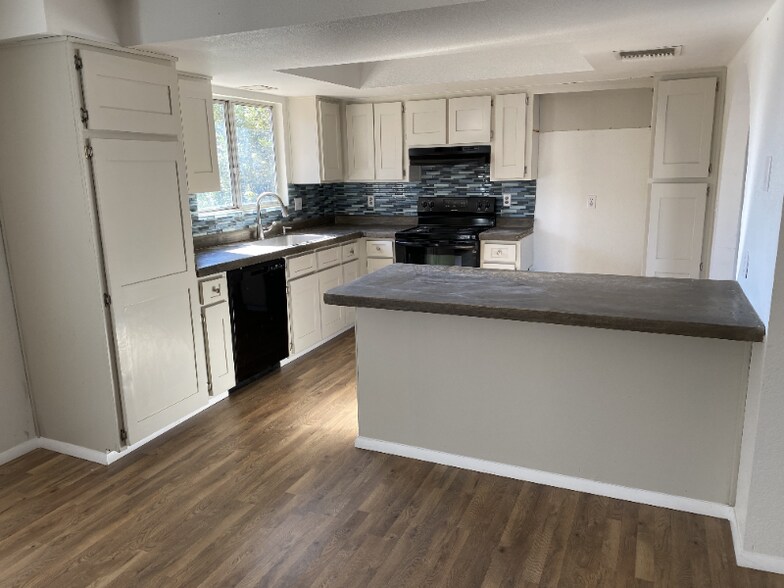 Building Photo - 3871 W Mars St