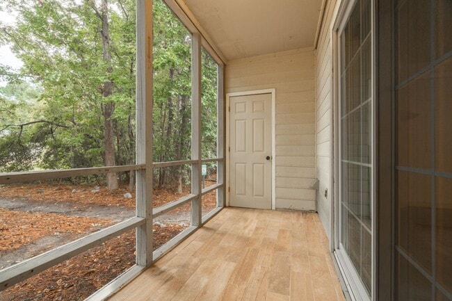 Building Photo - Low-Maintenance Living in Gated Park at Rivers Edge!