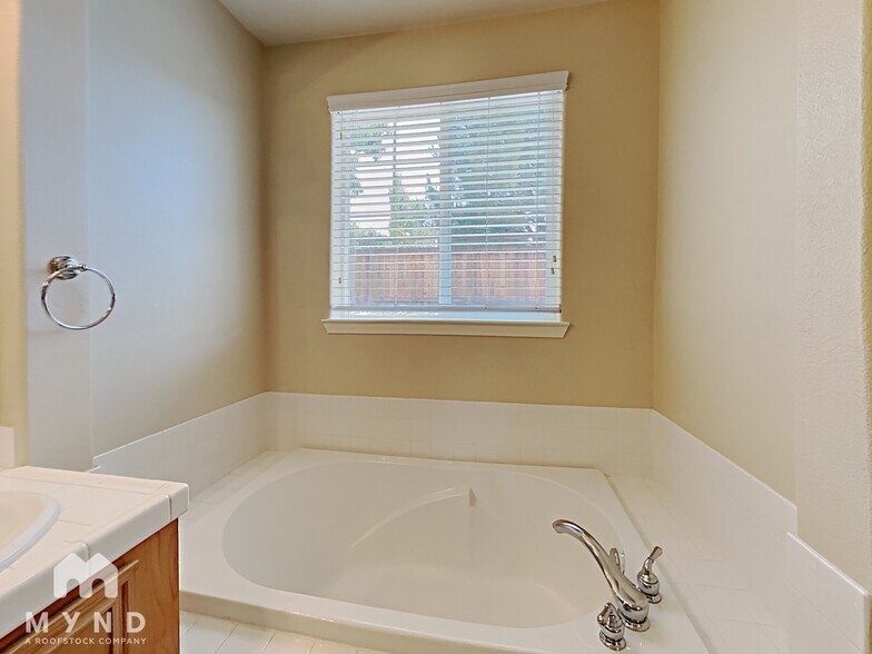 Building Photo - 6890 Apus Dr