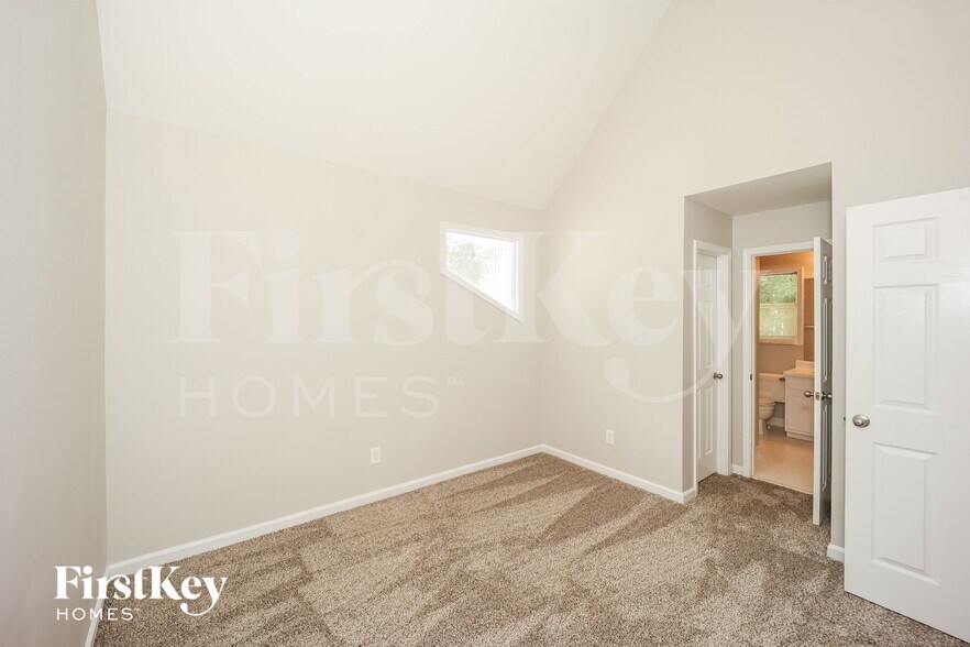 Building Photo - 42 Treetop Ln