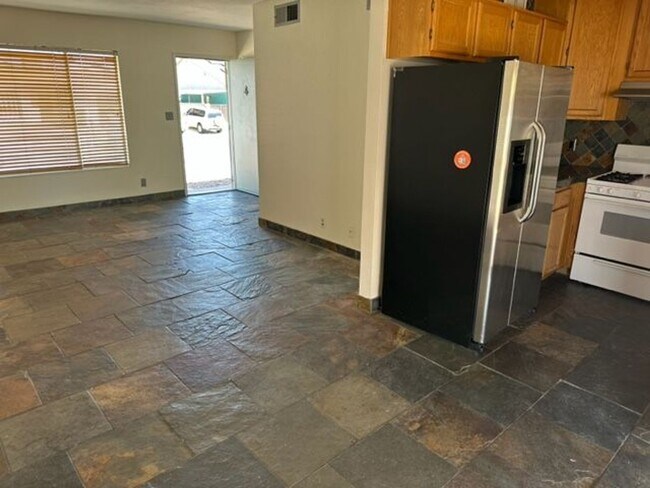 Building Photo - SW Remodeled 2 Bedroom!!