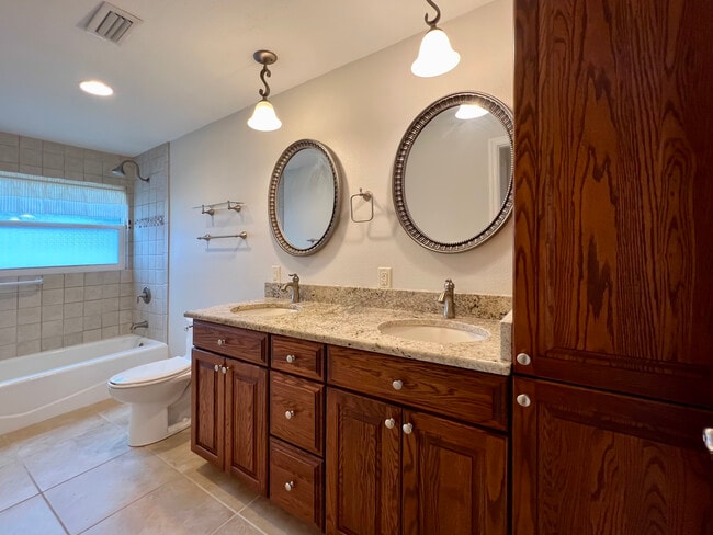 Building Photo - 1858 Oak Park Dr S