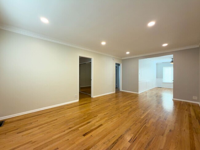 Building Photo - 10428 Riverside Dr