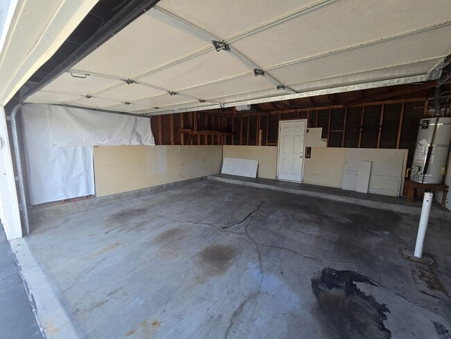 Building Photo - Beautifully renovated 3 Bed, 2 Bath condo!