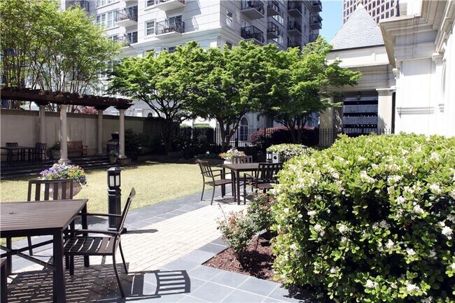 Building Photo - Studio Condo Steps from Piedmont Park!