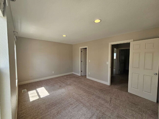 Building Photo - Spacious 4-Bedroom Aurora Home with Garage...
