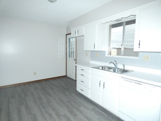 Building Photo - Beautiful Duplex in Gladstone, MO!