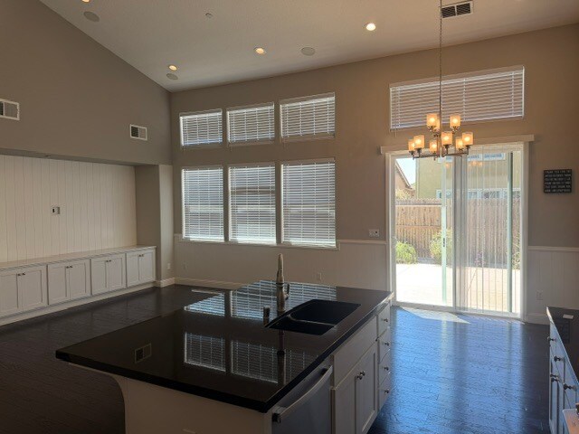 Building Photo - Gorgeous 3 Bedroom 3 Bathroom Plus Loft Area Home