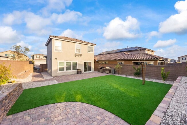 Building Photo - Beautiful two-story home with a bright open floor plan and modern finishes throughout. The spacio...