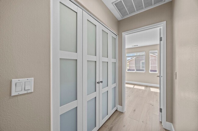 Building Photo - Beautiful detached condo in Painted Trails!