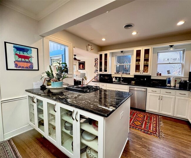 Building Photo - 807 Leonard St