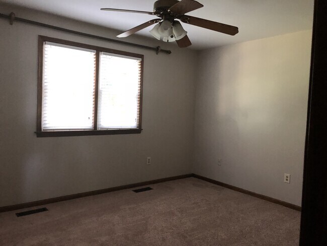 Building Photo - AVAILABLE 7/18/2025 - 4 bedroom house in P...