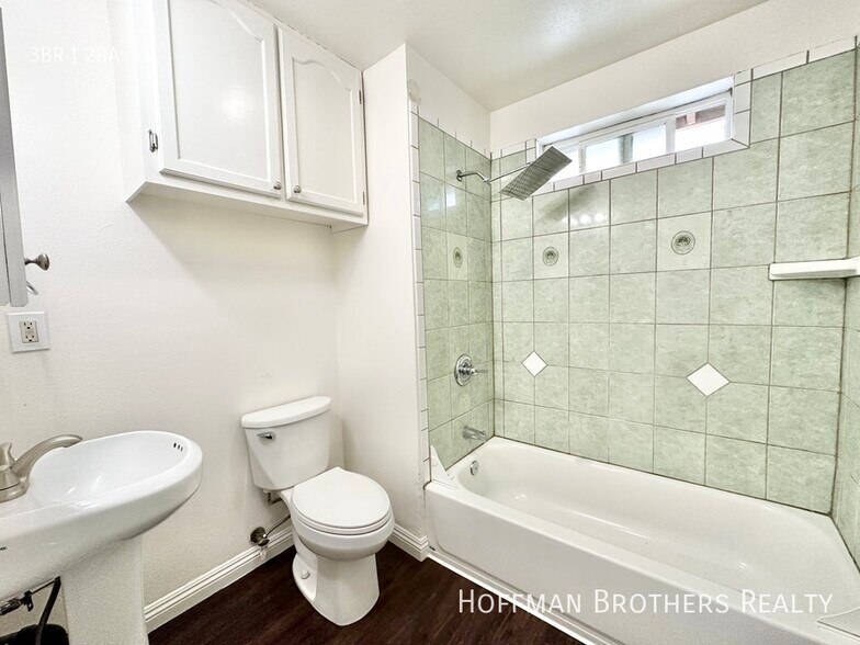 Building Photo - 201 Lake Shore Terrace