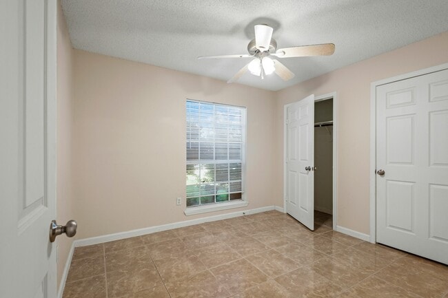 Building Photo - 2205 Greenwood Dr