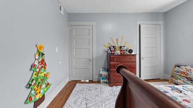 Building Photo - 6 Crescent St