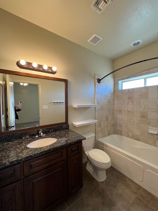 Building Photo - NICE 3 BEDROOM HOME!