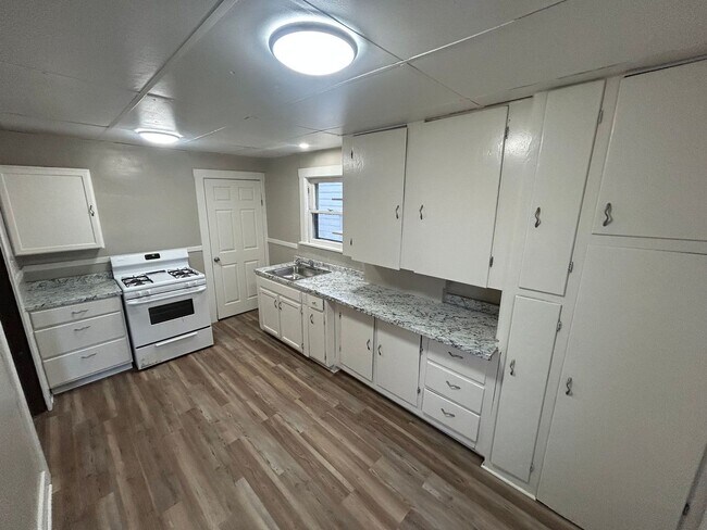 Building Photo - Charming 3-bed, 1-bathroom house located in North End Toledo, OH.