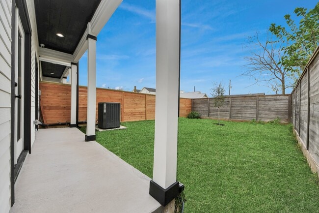 Building Photo - 127 E 38th St