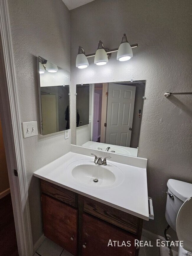Building Photo - 306 E Vine Cir