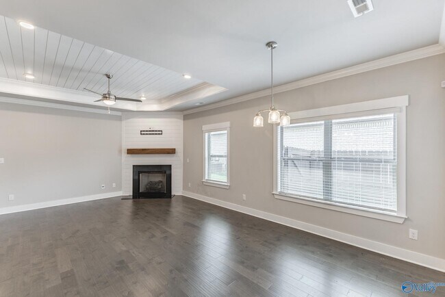 Building Photo - 14741 Greenleaf Dr