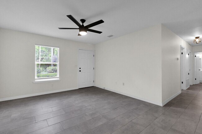 Building Photo - 3 Bedroom in Crestview!!