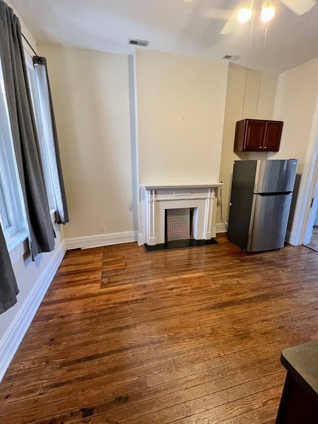 Building Photo - 212 W Main St