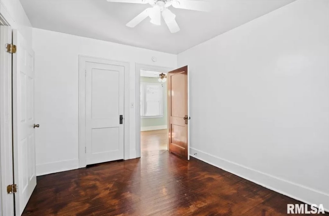 Main bedroom. - 1029 W Monroe St