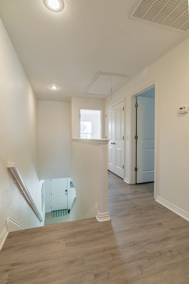 Building Photo - Beautiful 4 bedroom, 3.5 bathroom home in ...