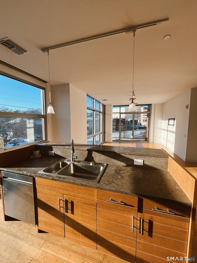 Building Photo - 33 N Water St